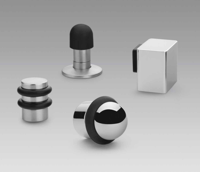Complements: door stoppers, keys, toilet roses